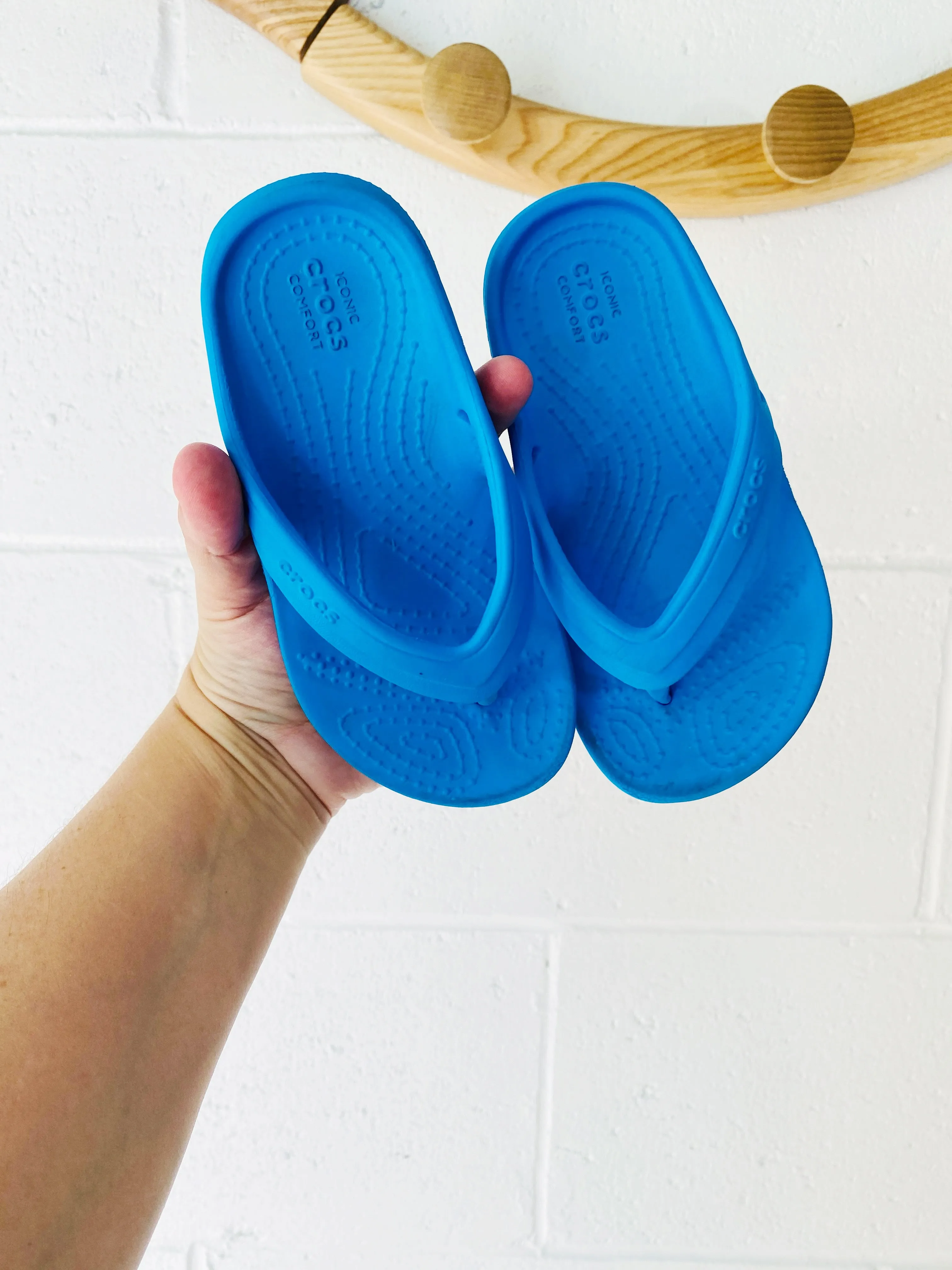 Turquoise Molded Flip Flops, size 8 (C8)