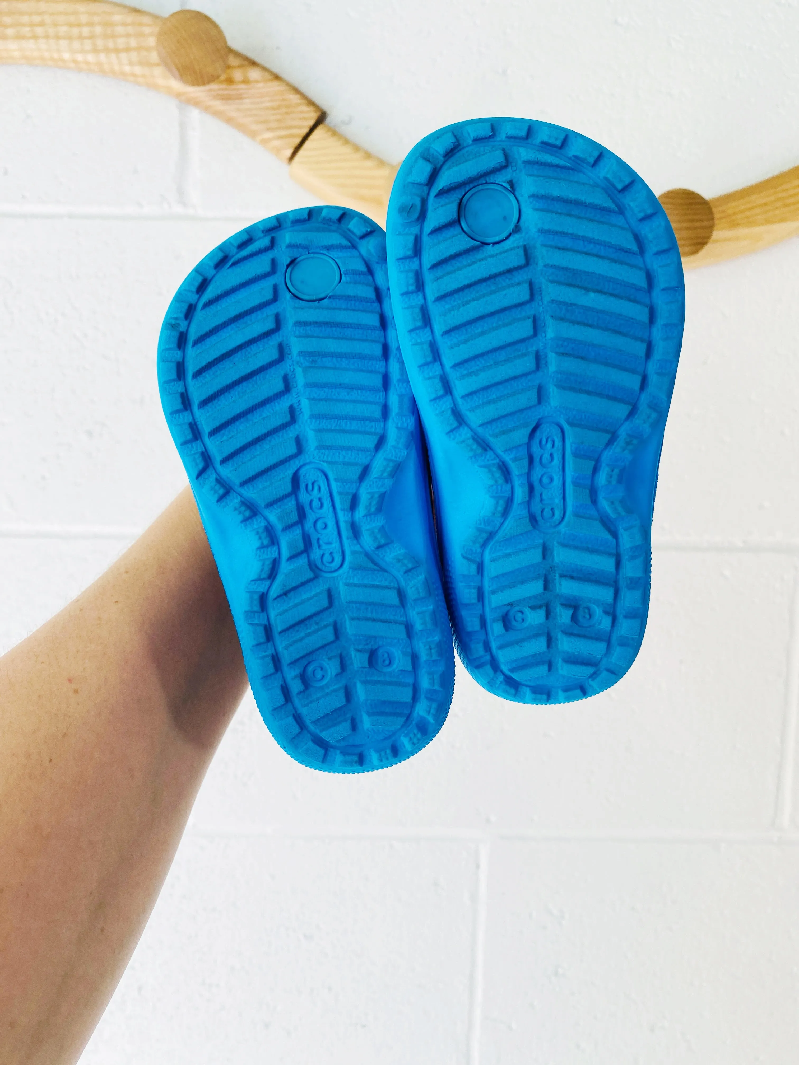 Turquoise Molded Flip Flops, size 8 (C8)